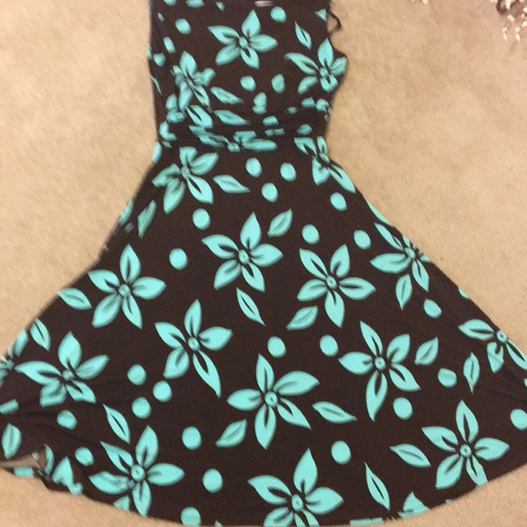 Dresses & Skirts - cute sleeveless dress $8 Bundle save 20%!